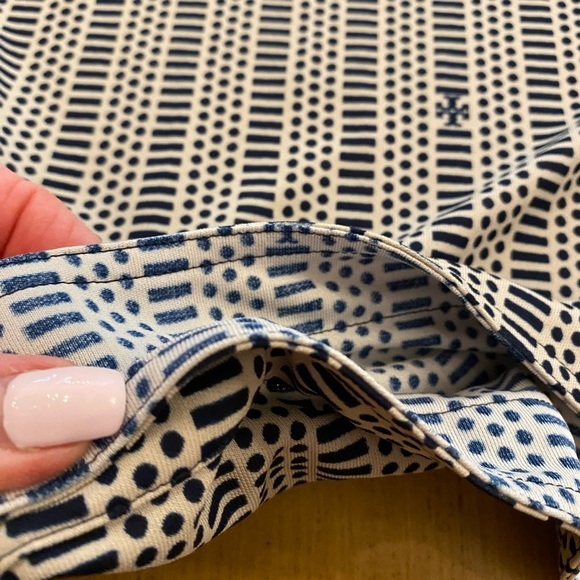 Tory Burch Women’s Black White Blouse Print Collar Poly Lightweight EUC size M - Picture 13 of 14